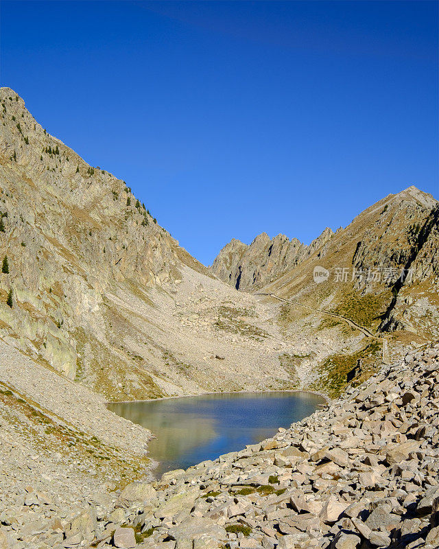 “Laghi di Fremamorta”小径，这是海洋阿尔卑斯自然公园中的一系列小湖泊。意大利北部山麓,